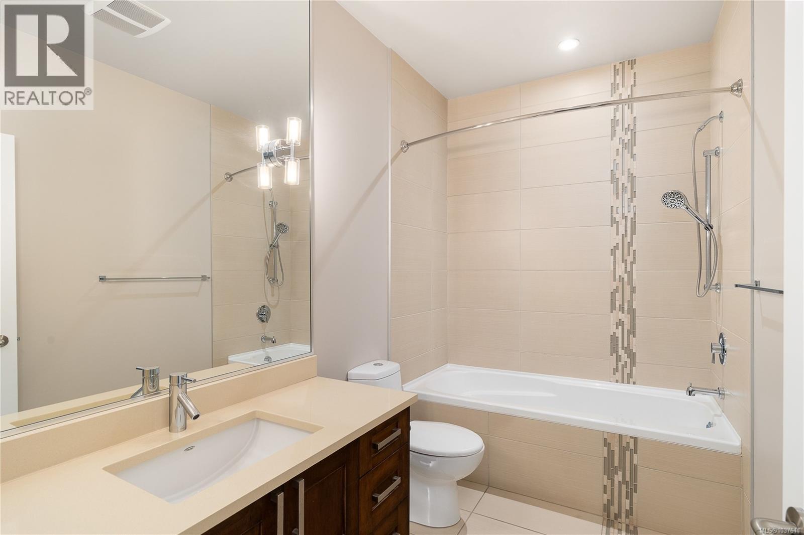 TH2 2591 Penrhyn Street, Saanich