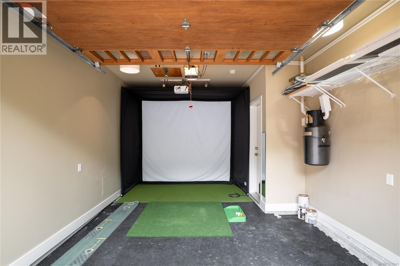 TH2 2591 Penrhyn Street, Saanich