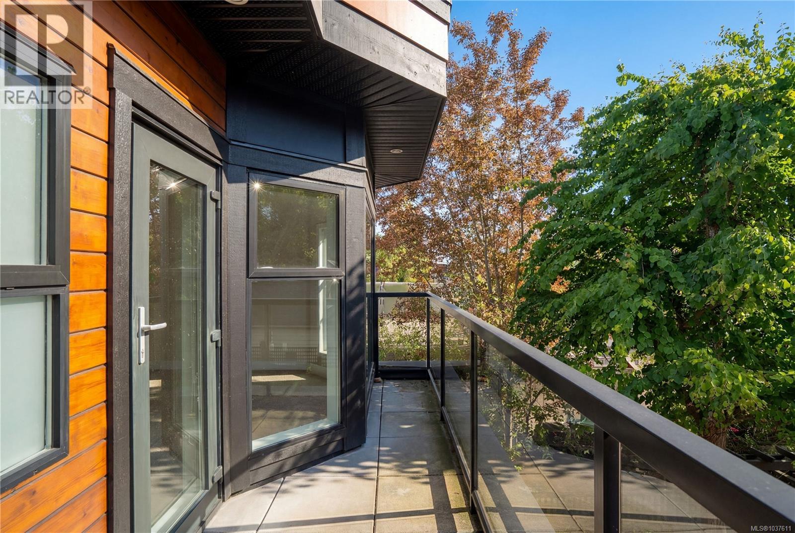 TH2 2591 Penrhyn Street, Saanich