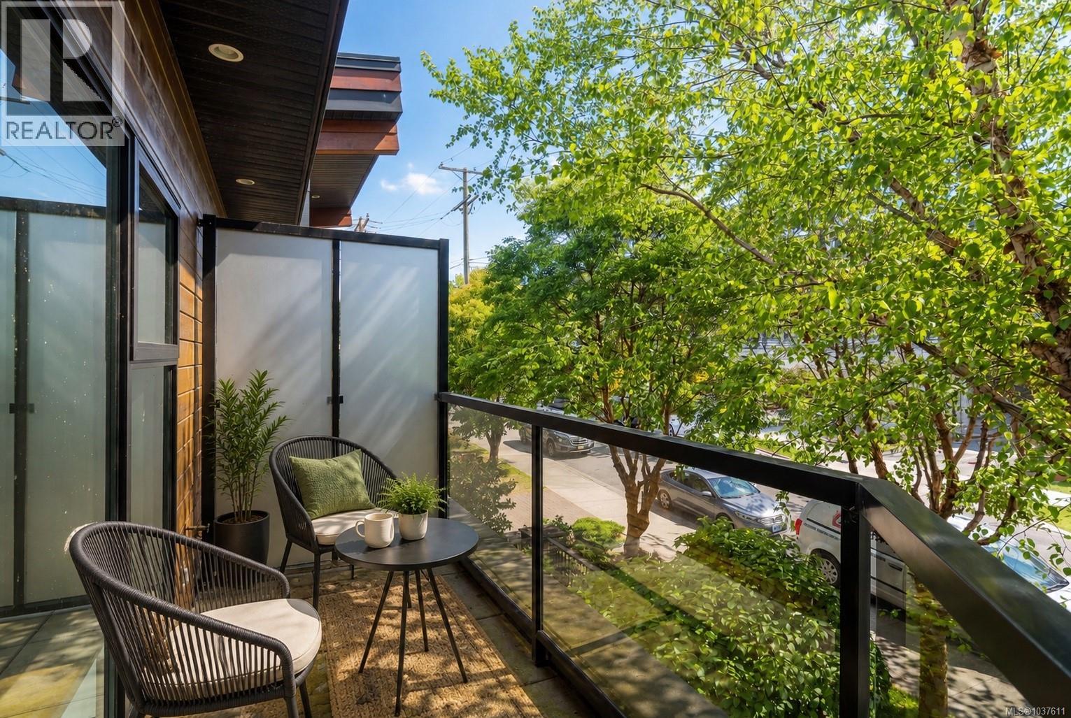 TH2 2591 Penrhyn Street, Saanich