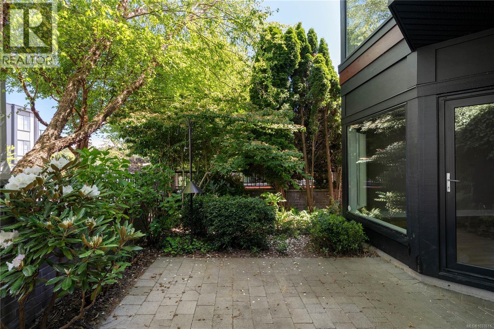 TH2 2591 Penrhyn Street, Saanich