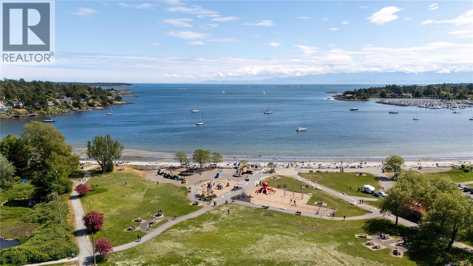 TH2 2591 Penrhyn Street, Saanich