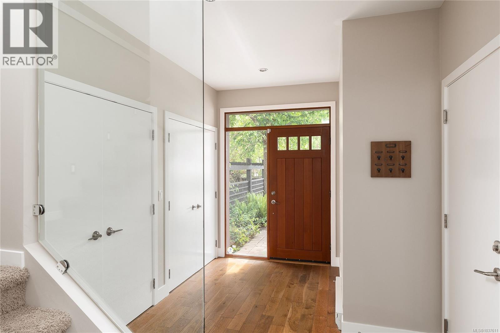 TH2 2591 Penrhyn Street, Saanich