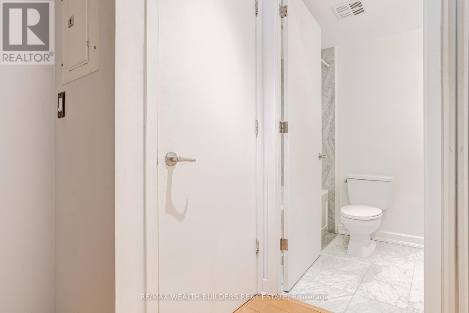 G09 - 350 WELLINGTON STREET W