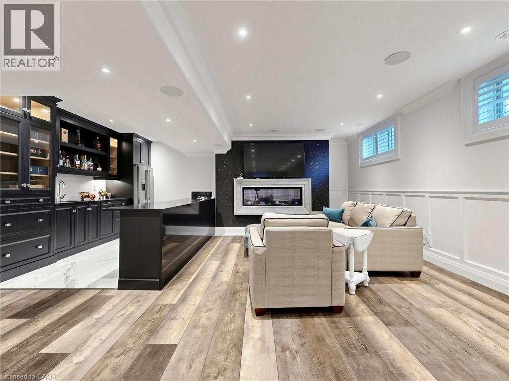 315 WILSON Street W - 32