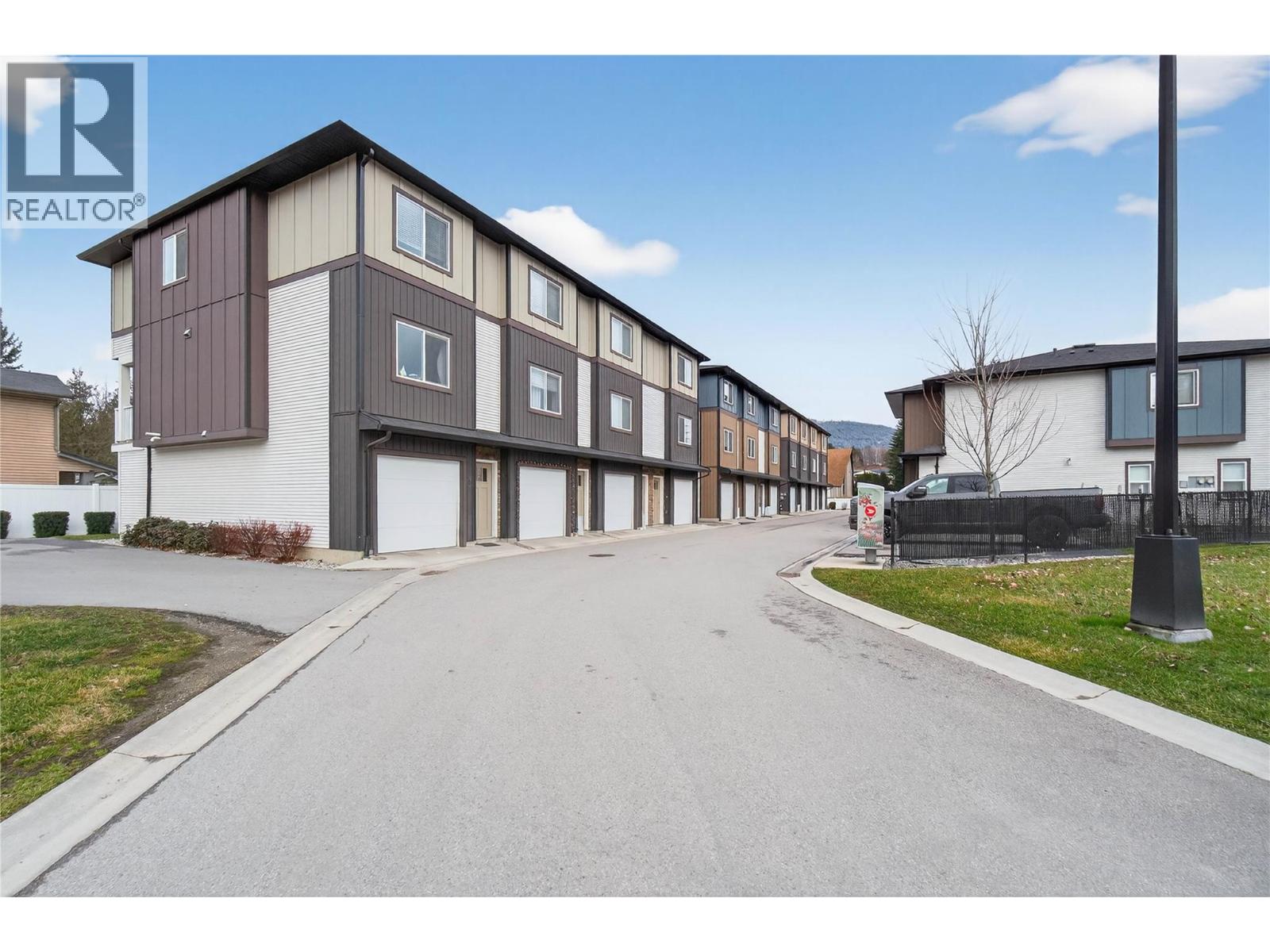 #9 2081 11 Avenue NE - 24