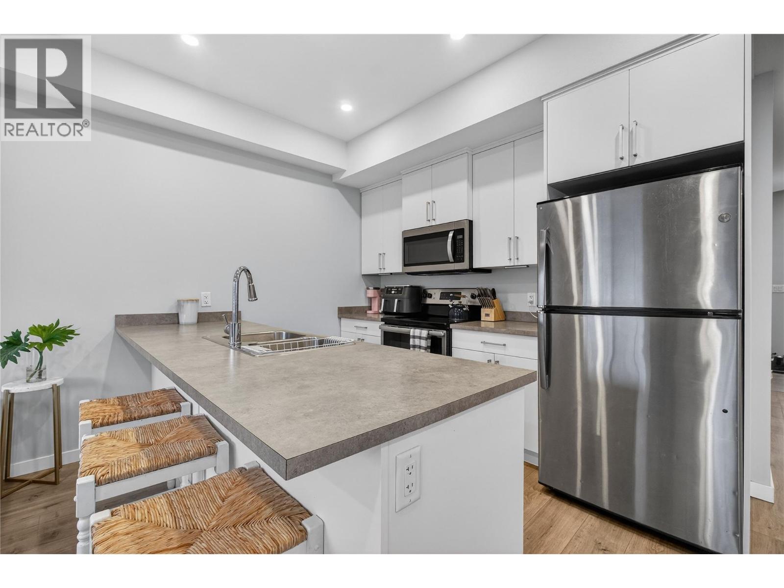 #12 2081 11 Avenue NE - 4