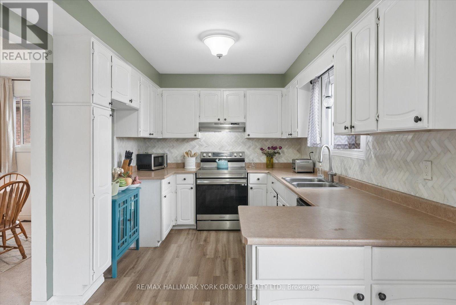 41 LAURENTIAN LANE - 15