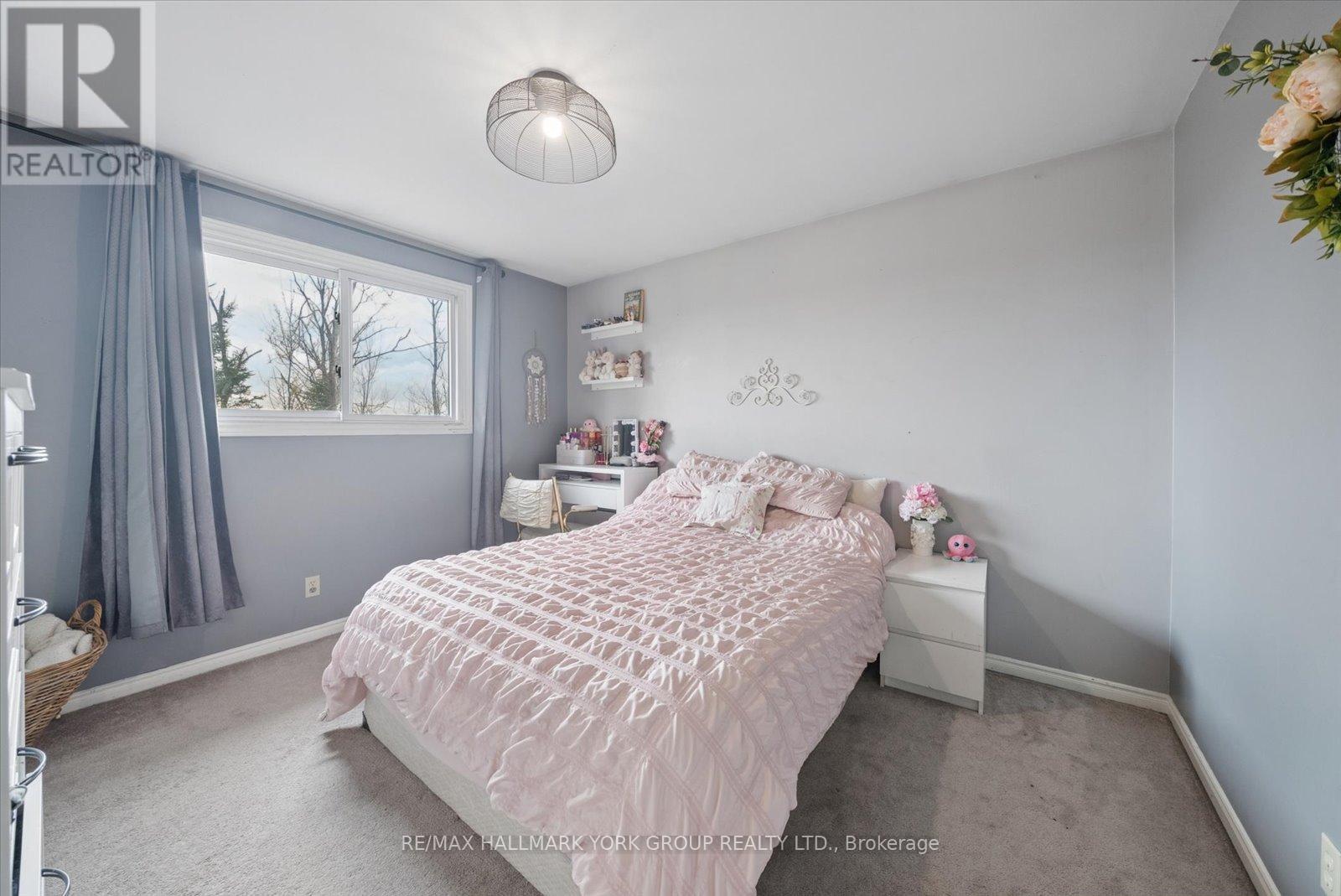 41 LAURENTIAN LANE - 29