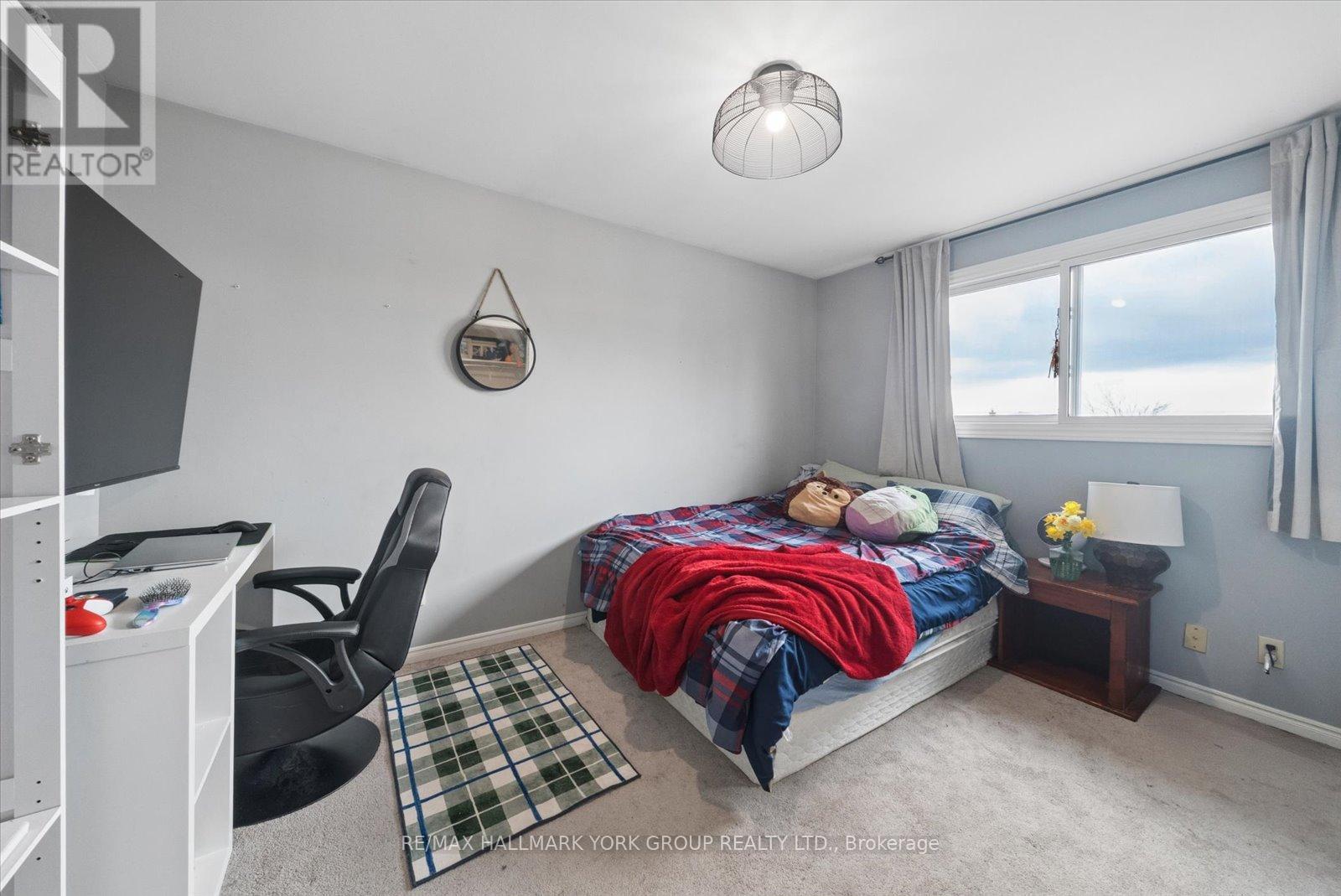 41 LAURENTIAN LANE - 32