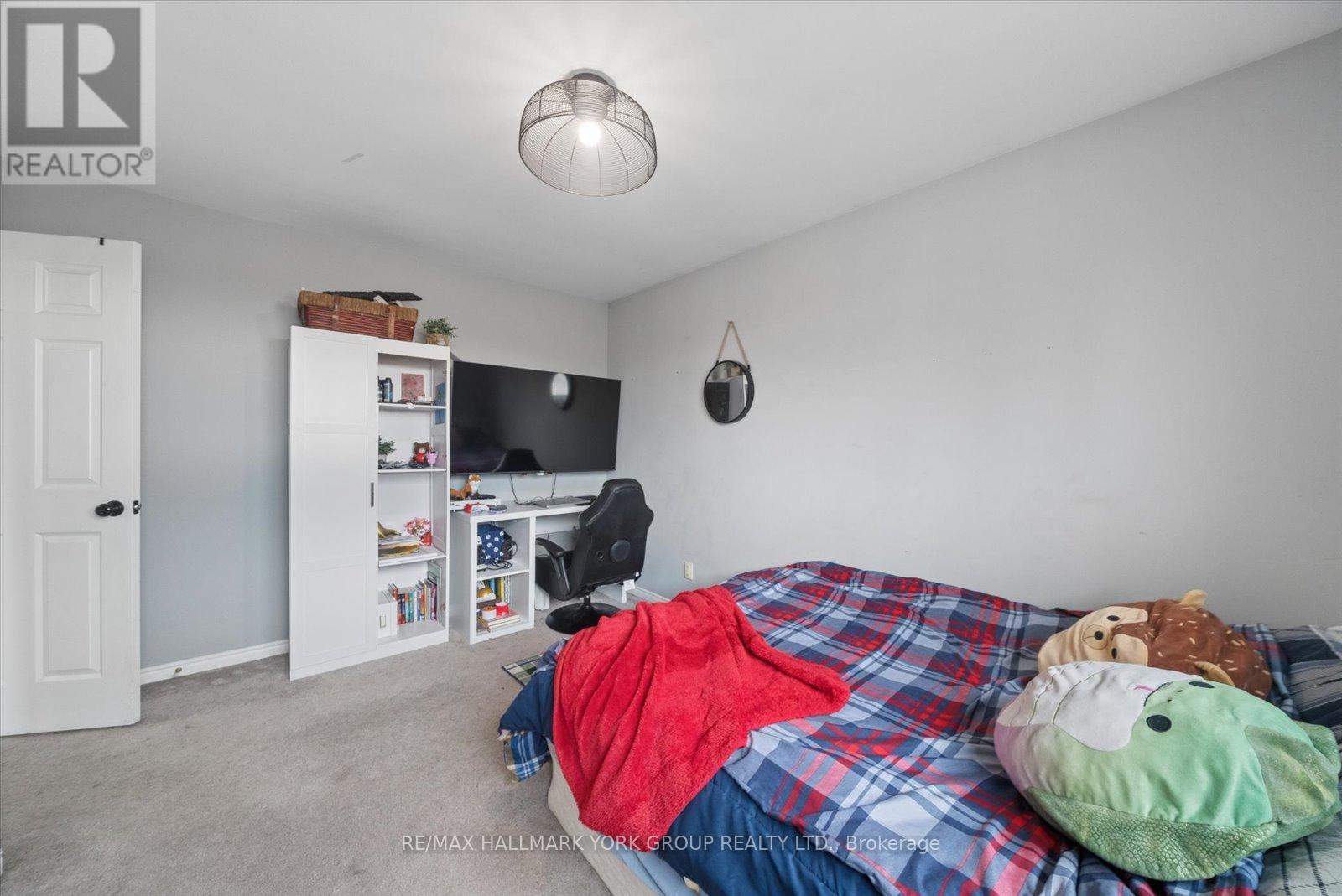 41 LAURENTIAN LANE - 33