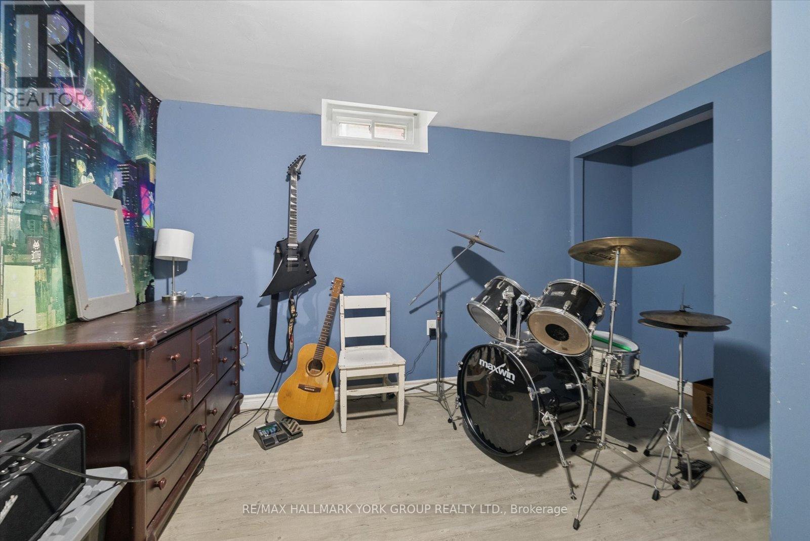 41 LAURENTIAN LANE - 39