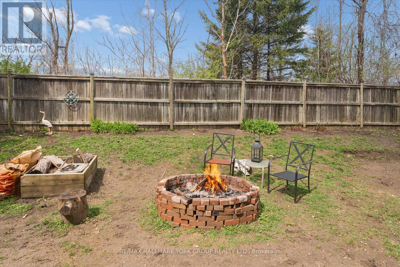 41 LAURENTIAN LANE - 42