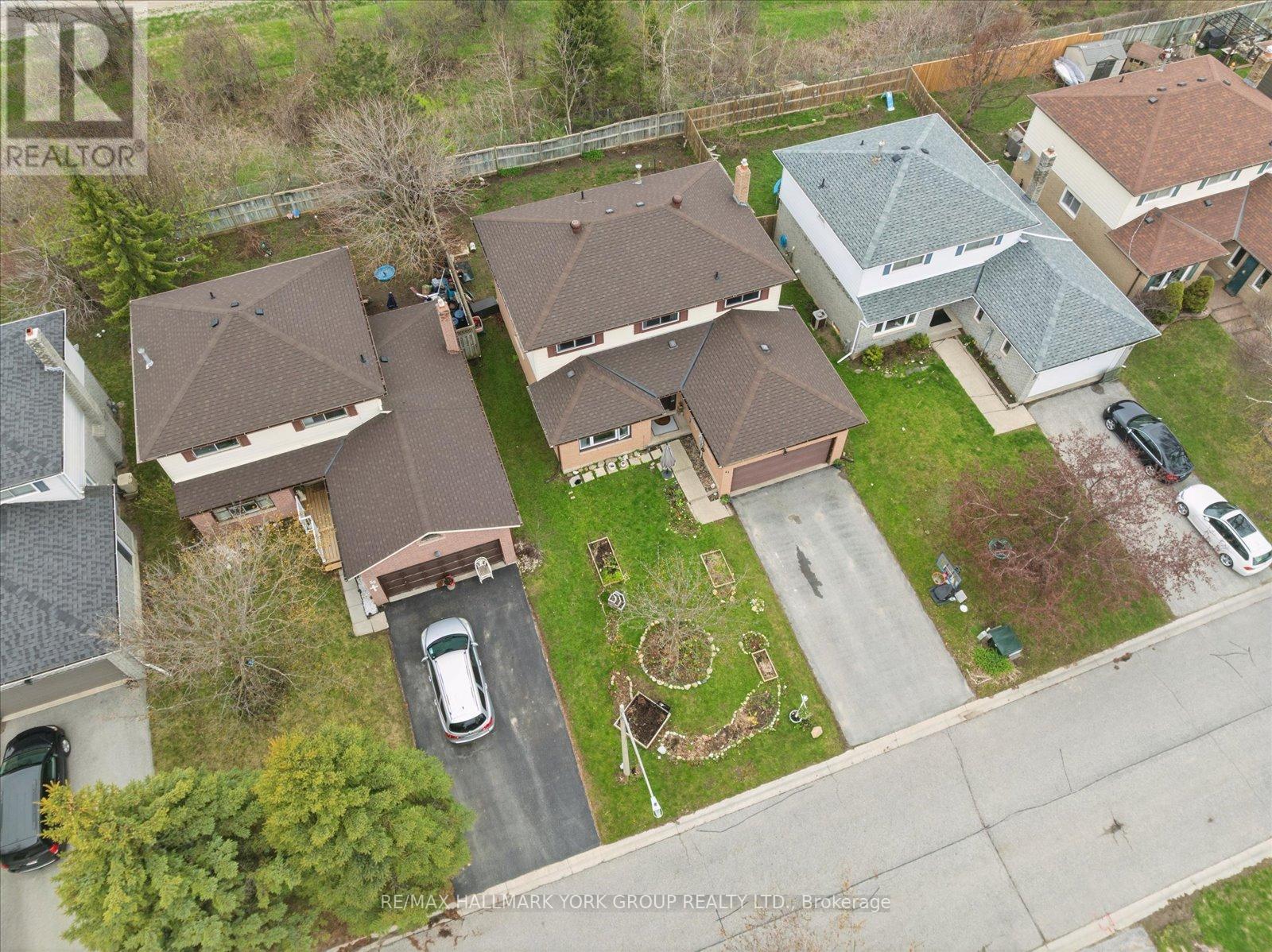 41 LAURENTIAN LANE - 46