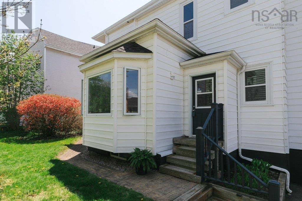Property 32 of 50 of 1535 Larch Street