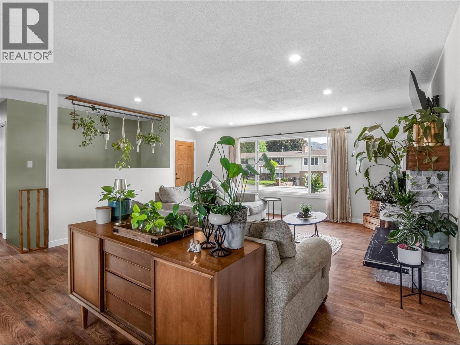 165 McCulloch Drive - 4