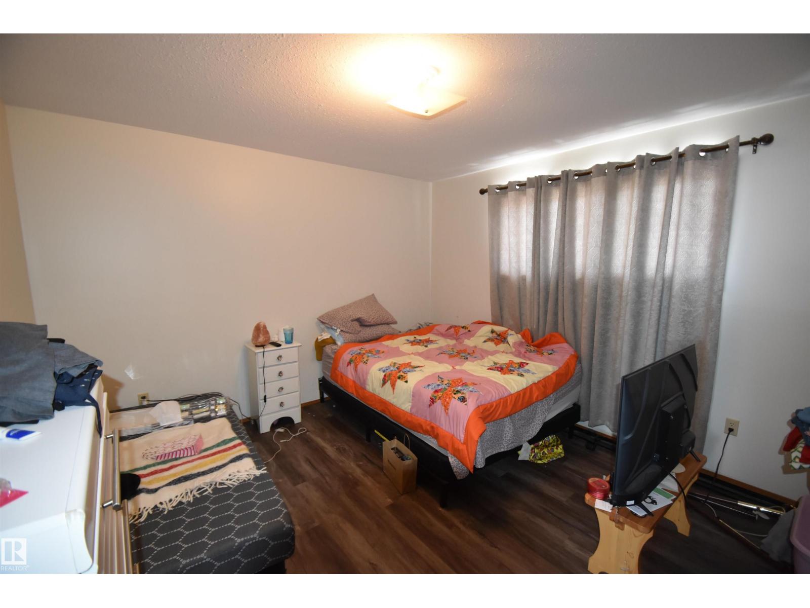 4706 45 ST - 7