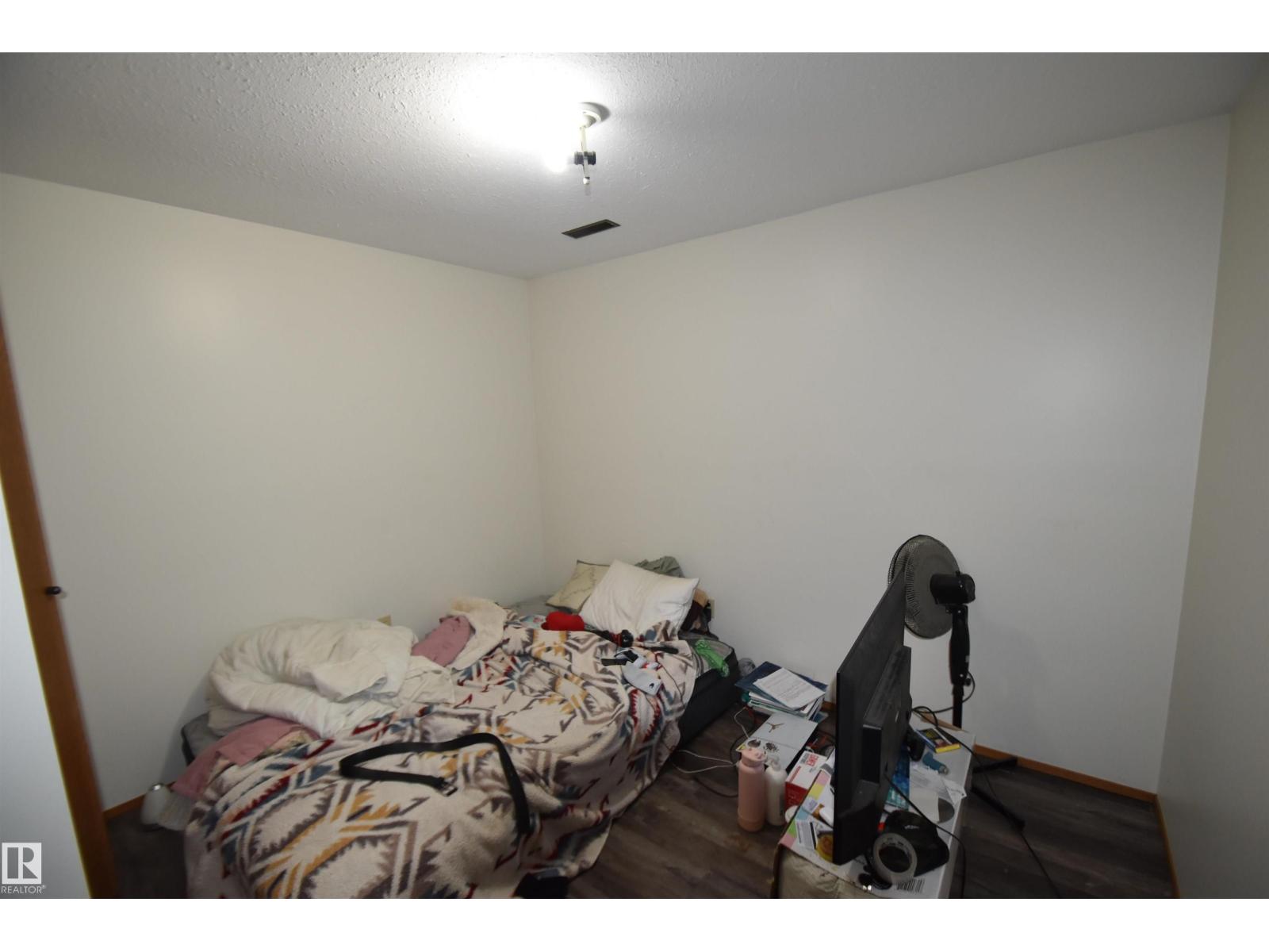 4706 45 ST - 13