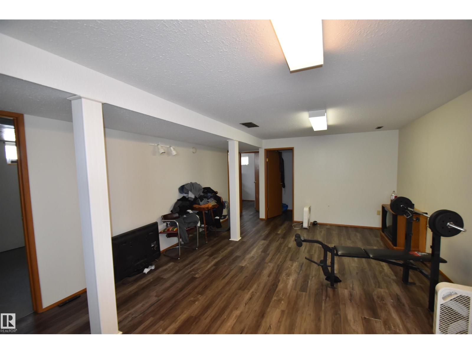 4706 45 ST - 10