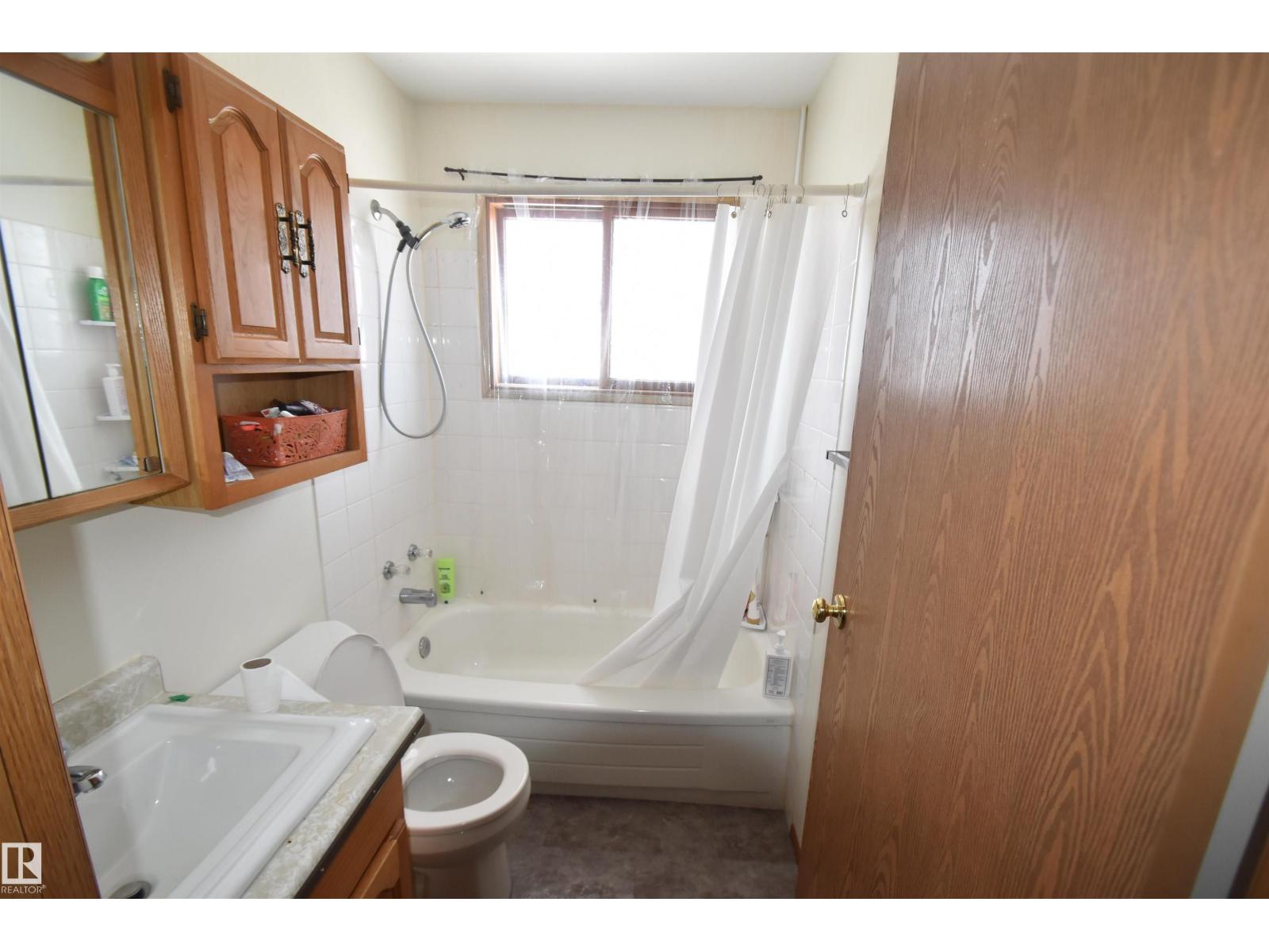 4706 45 ST - 8