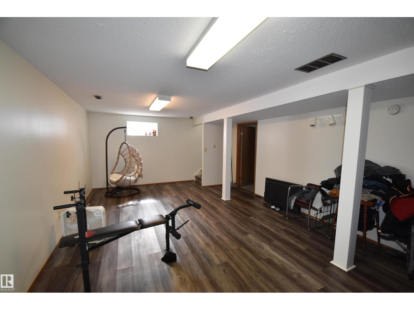 4706 45 ST - 11