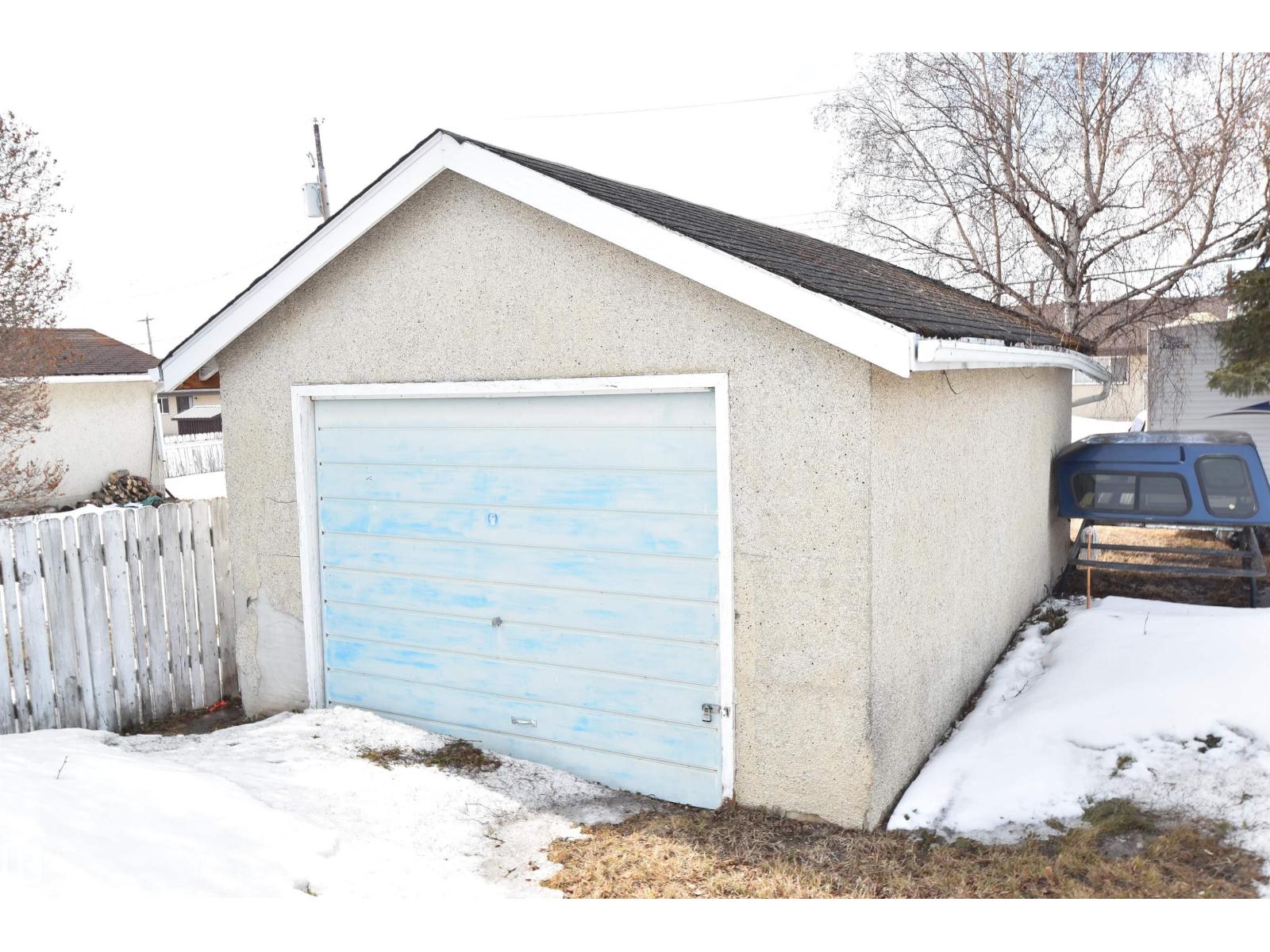 4706 45 ST - 17