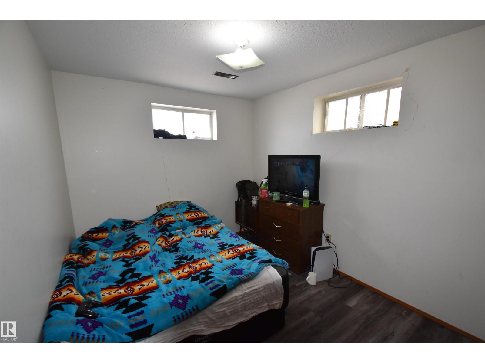 4706 45 ST - 14