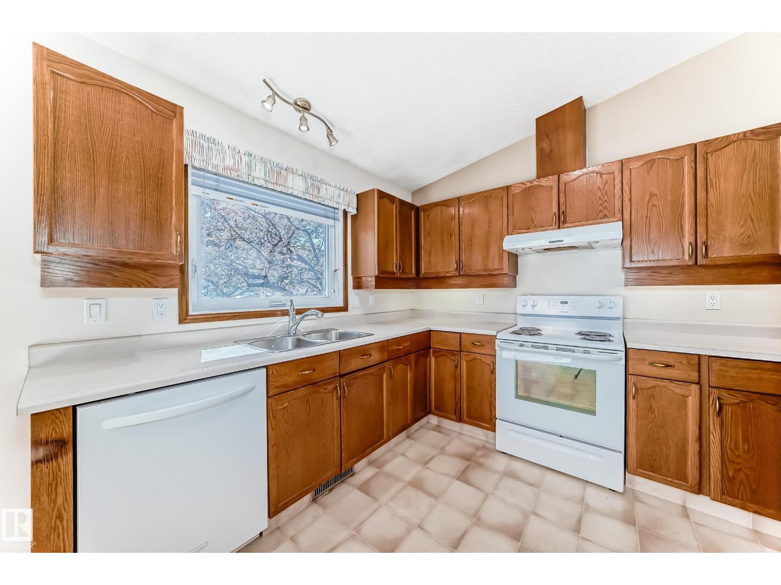 4815 32 AV NW - 7