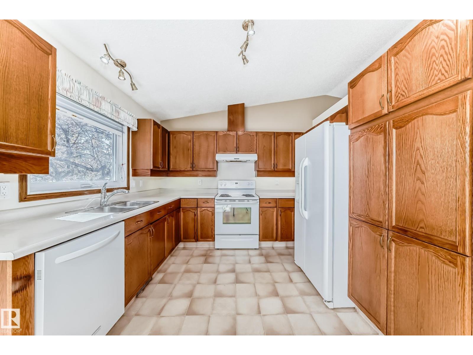 4815 32 AV NW - 6