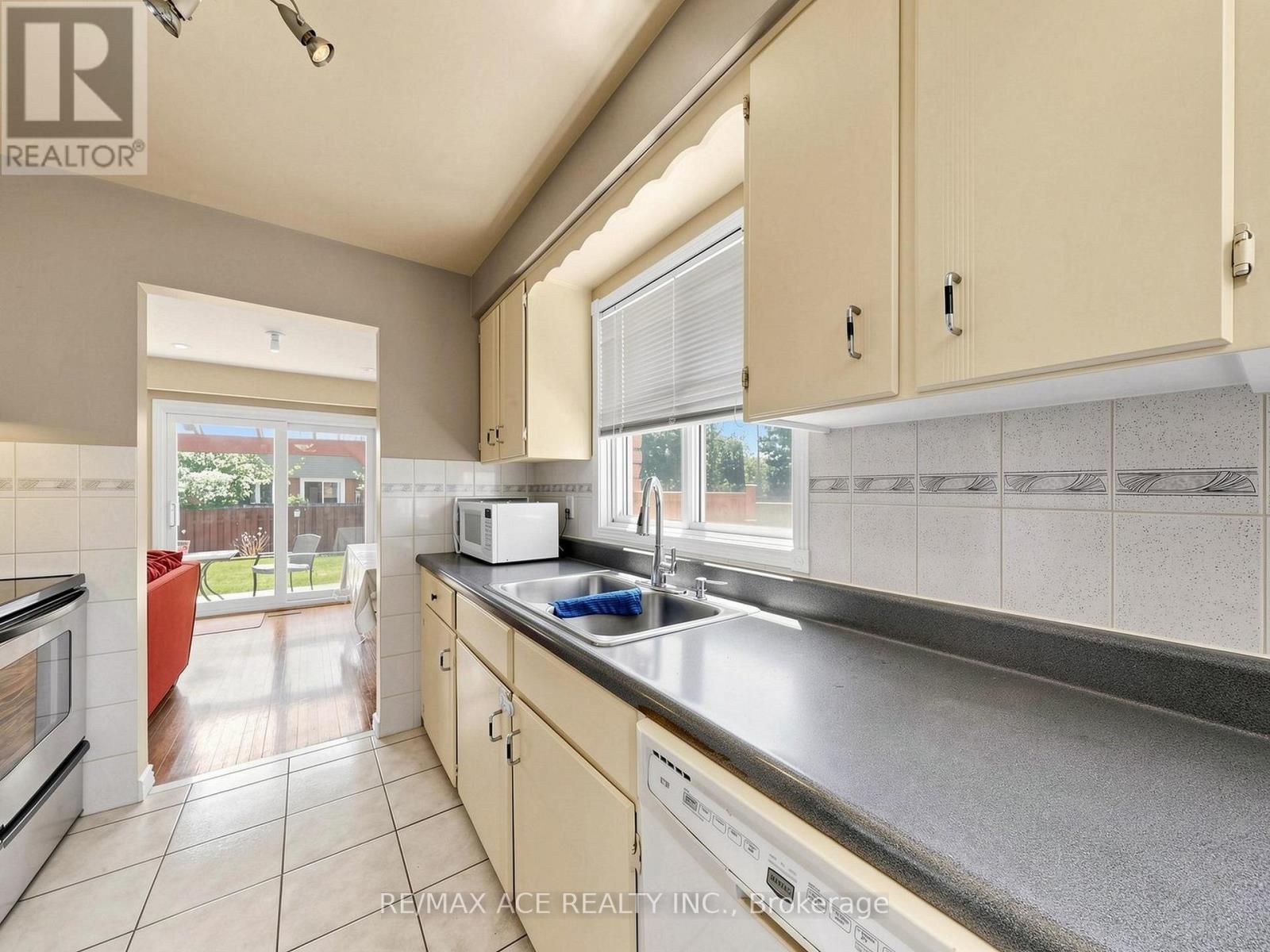 922 STAINTON DRIVE - 12