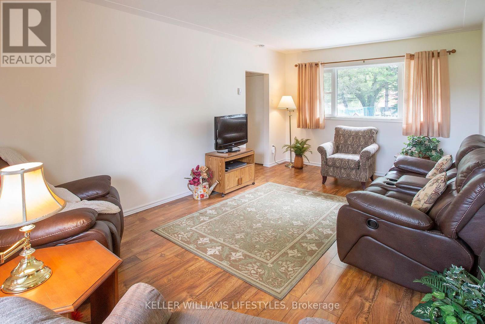 1468 GAINSBOROUGH ROAD - 32