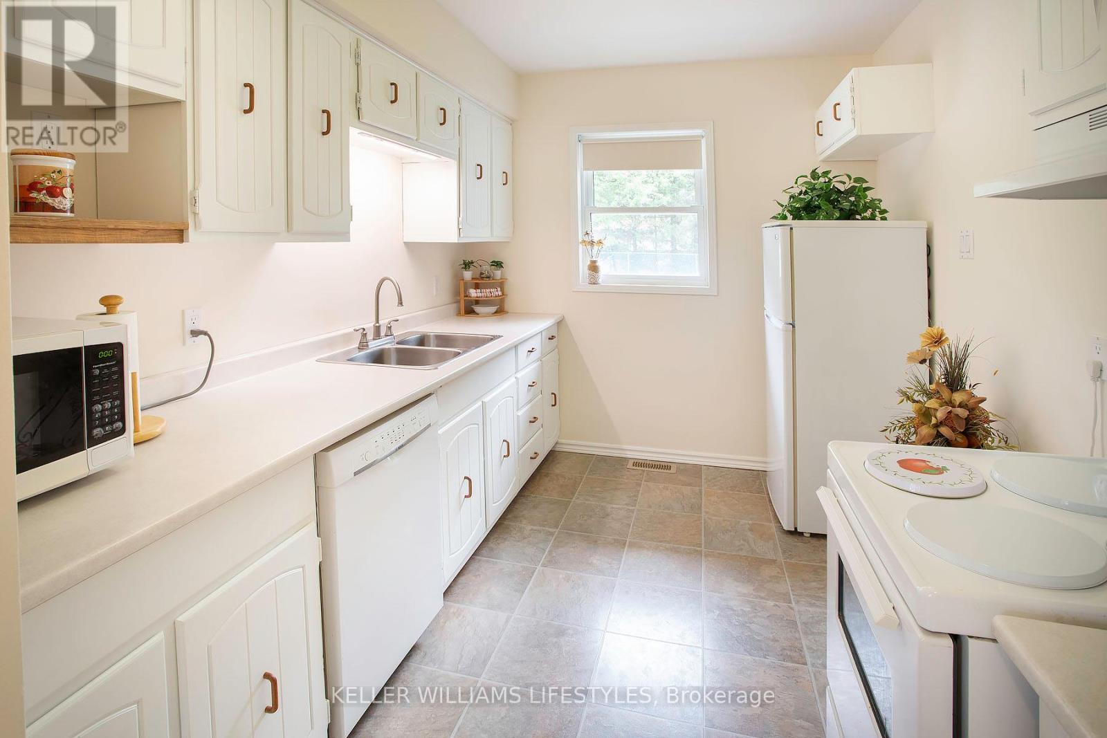 1468 GAINSBOROUGH ROAD - 31