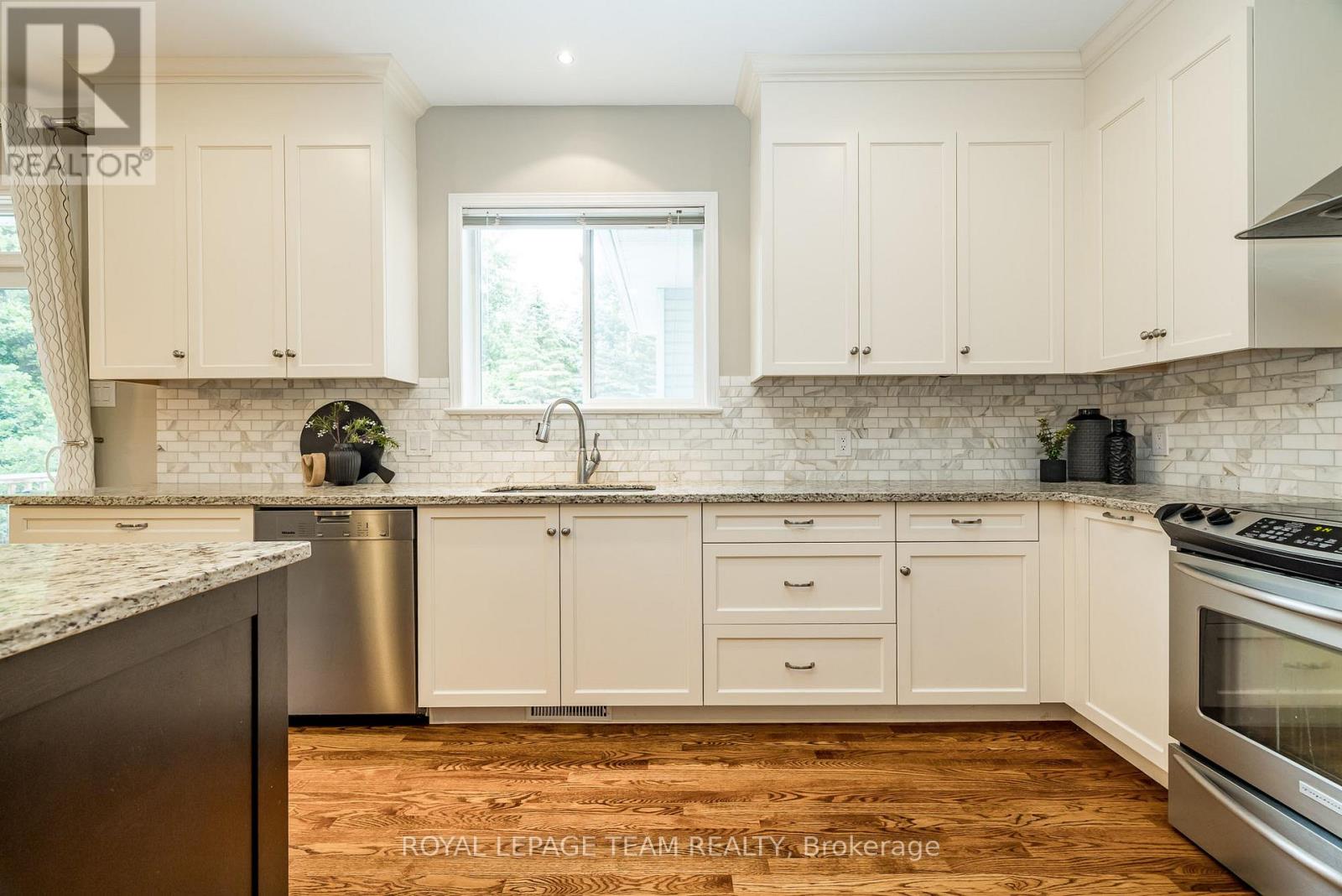 10 BEECHGROVE GARDENS - 14