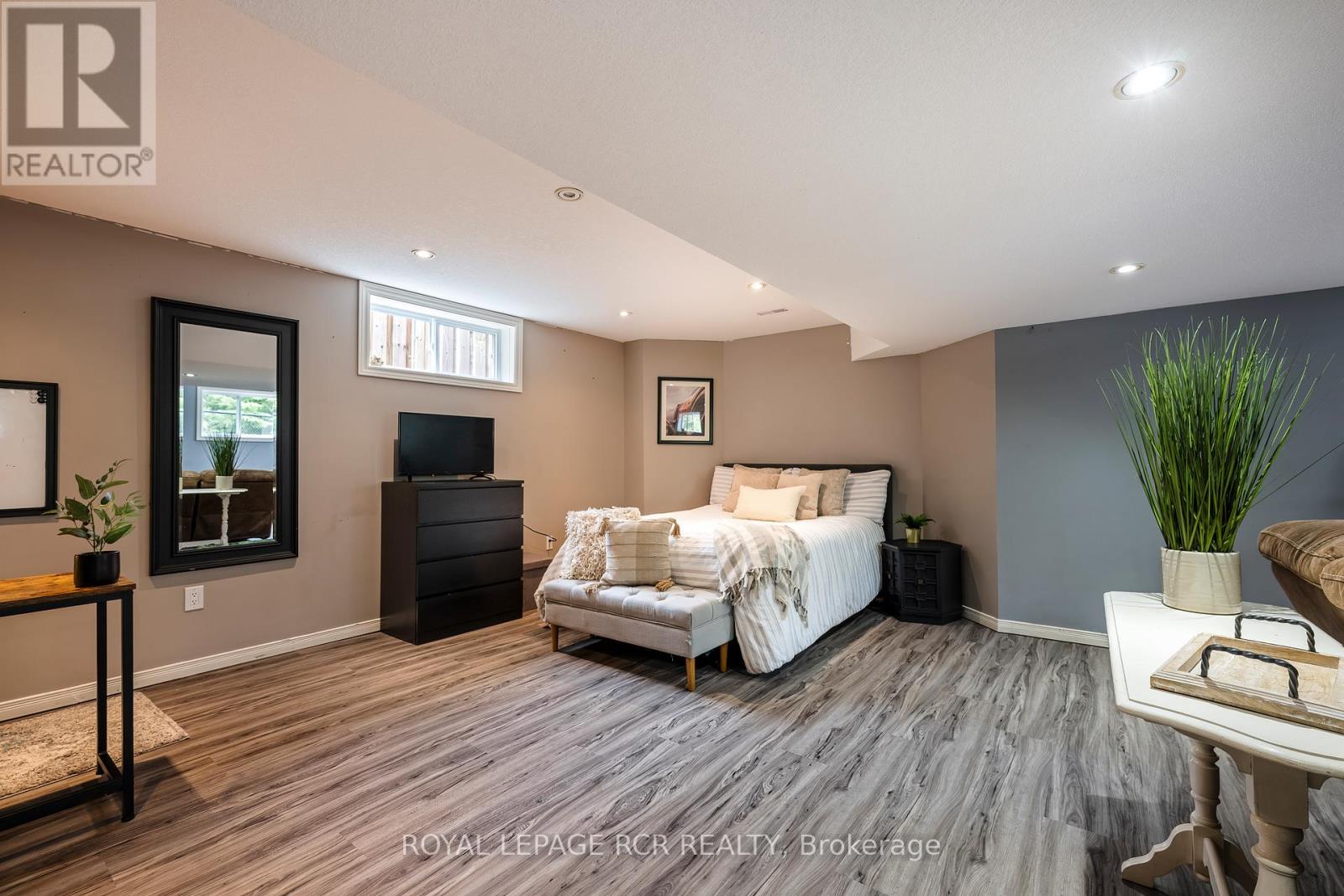 11 SANDRINGHAM CIRCLE - 21