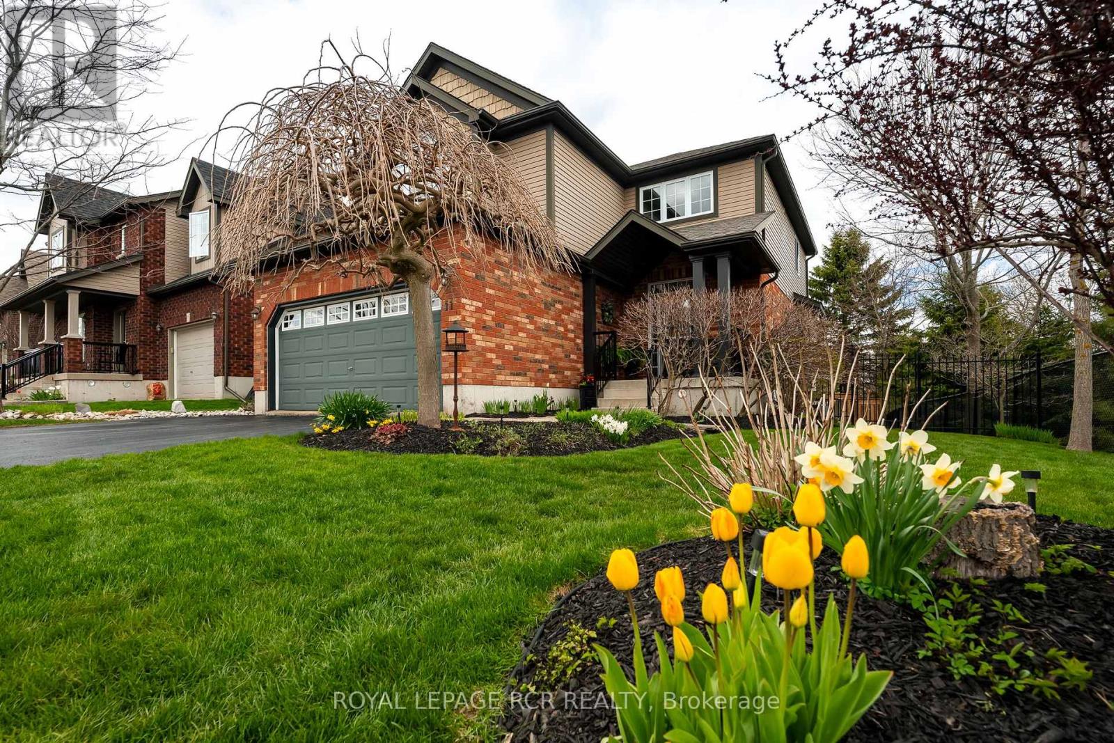 11 SANDRINGHAM CIRCLE - Image 2