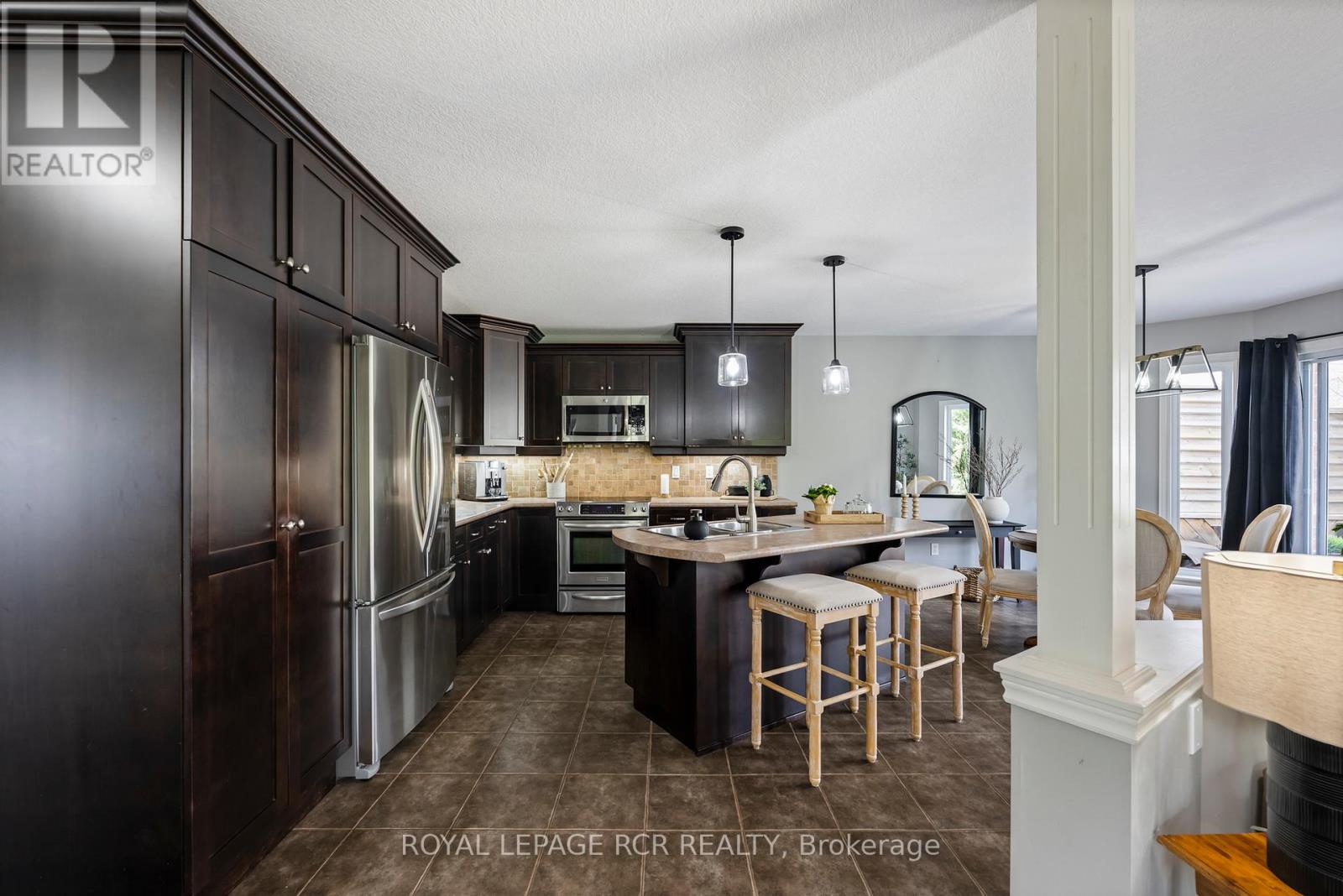 11 SANDRINGHAM CIRCLE - 19