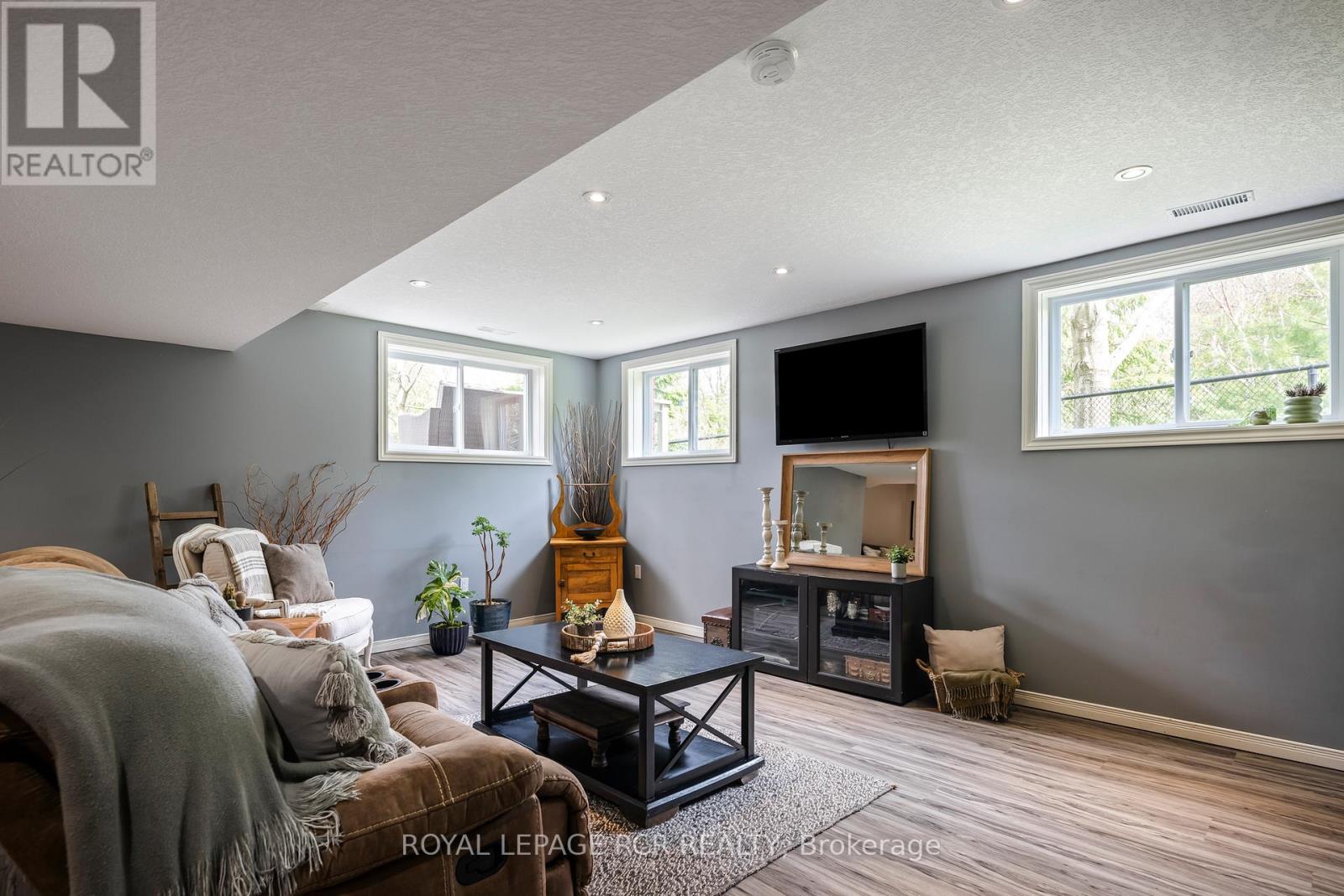 11 SANDRINGHAM CIRCLE - 26