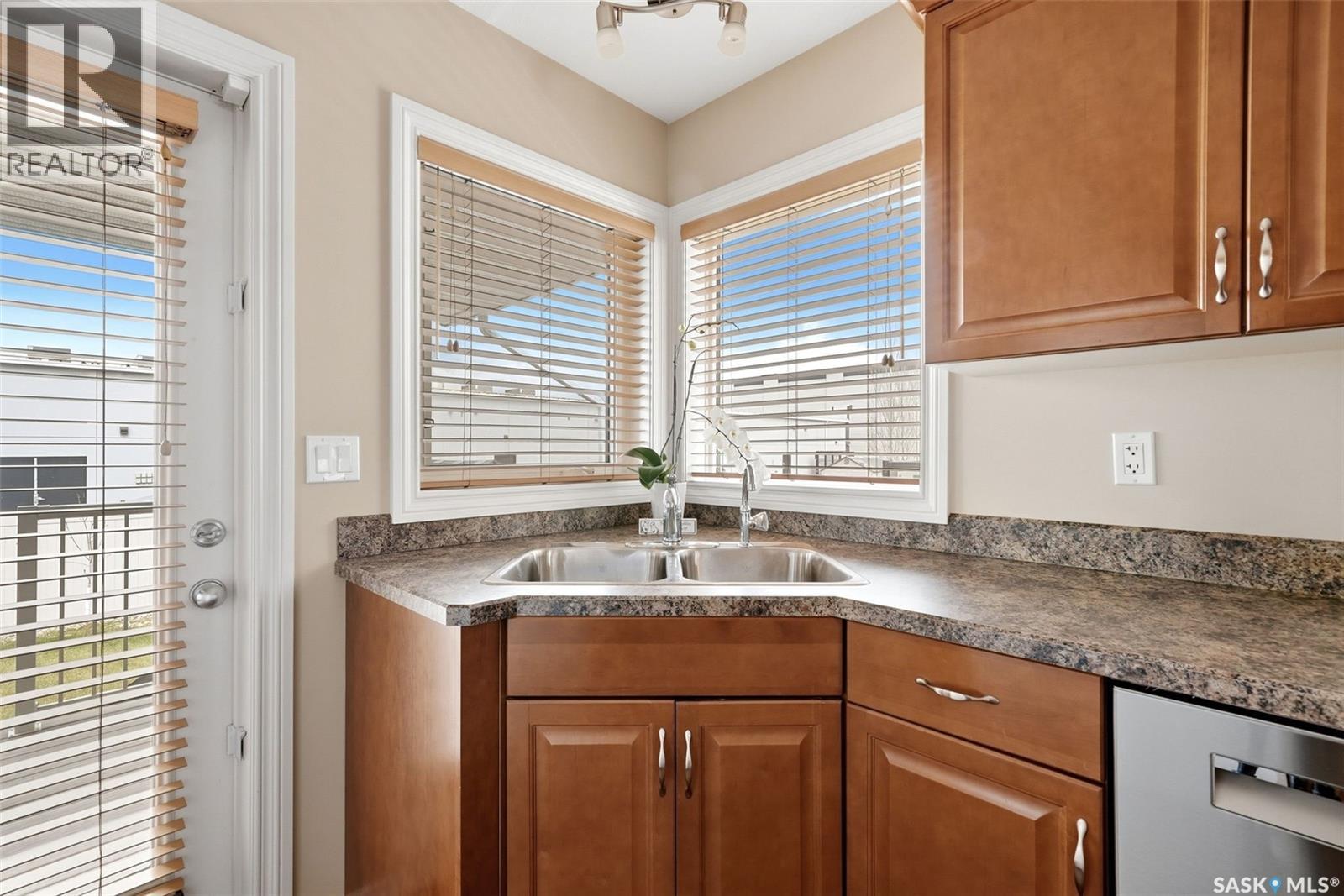 2090 Laurier BAY E - 10