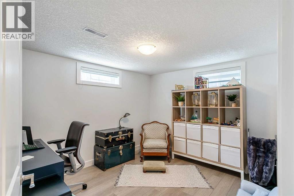 95 Hillgrove Crescent SW - 26