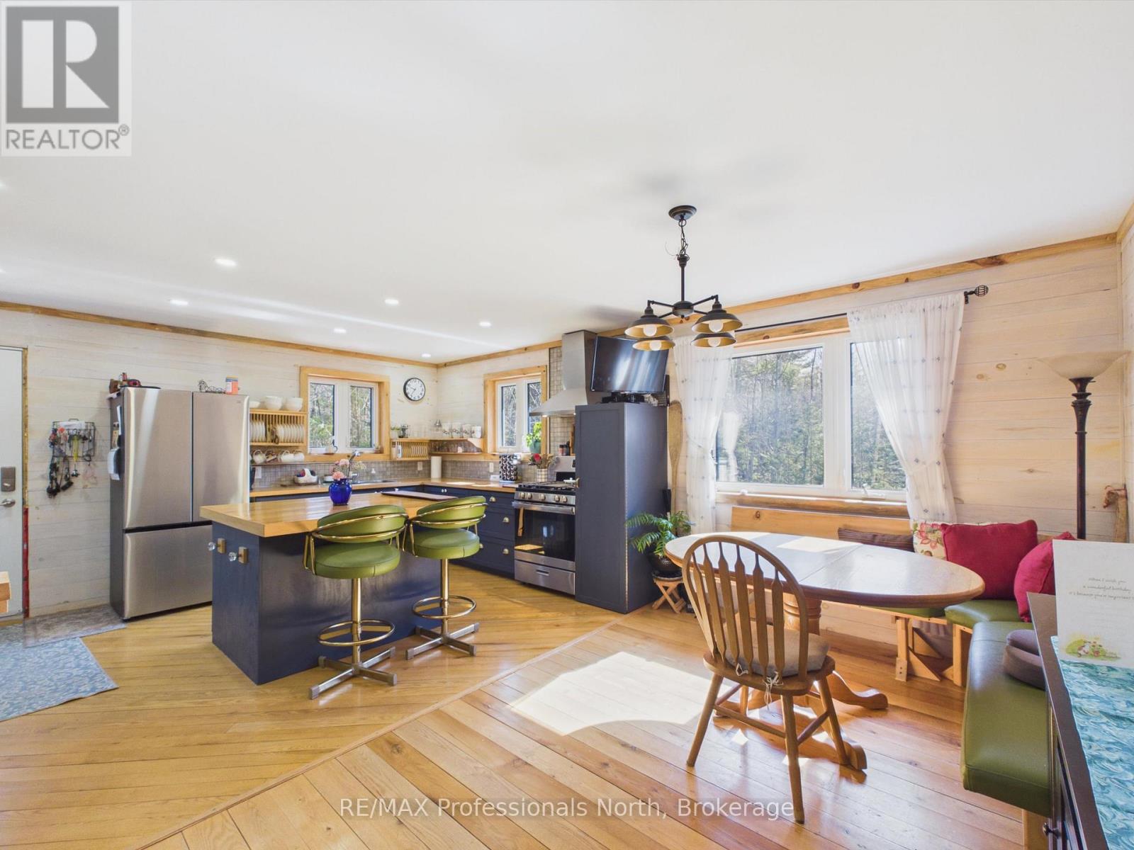 1070 VANKOUGHNET ROAD - 10
