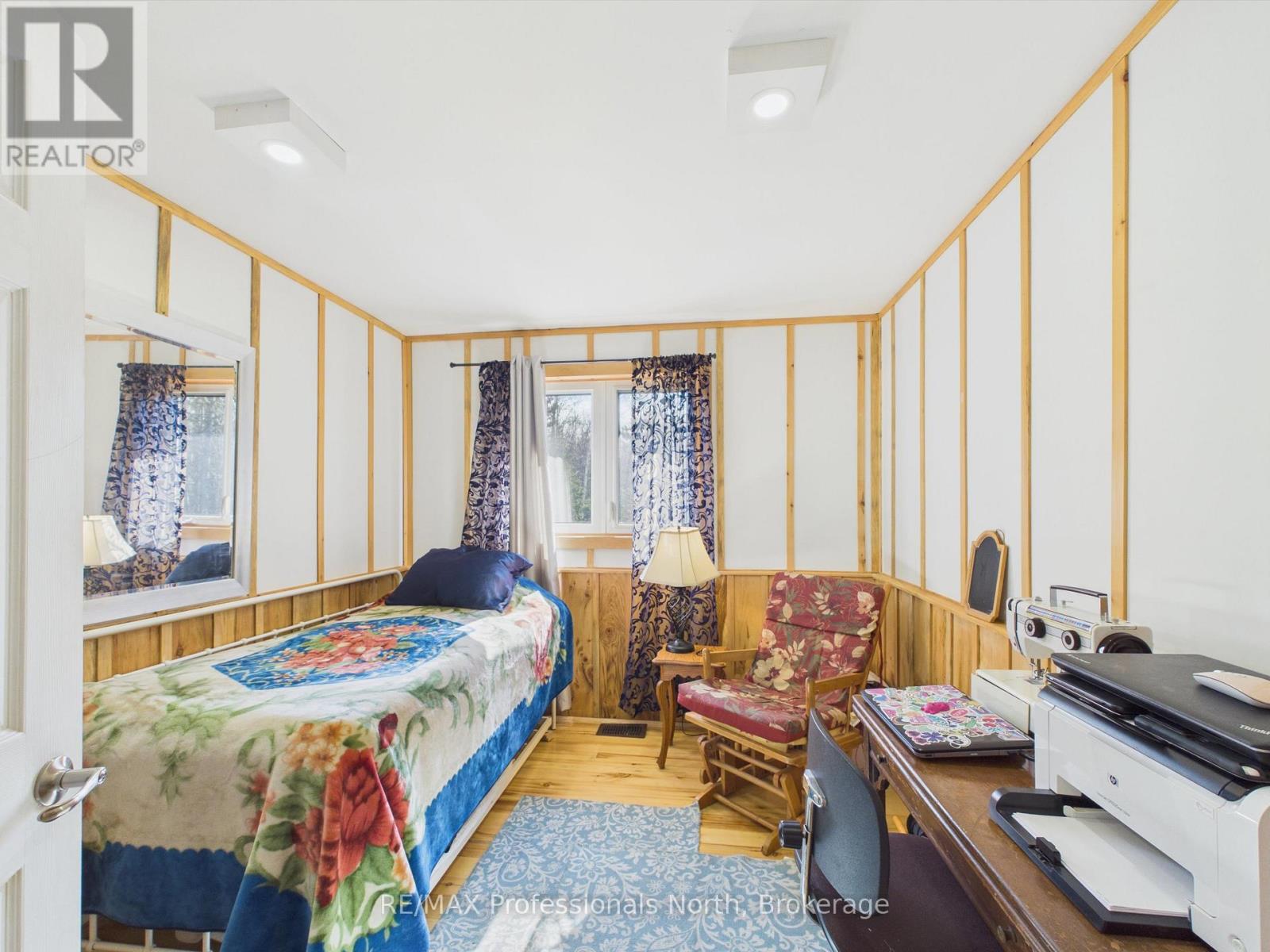 1070 VANKOUGHNET ROAD - 18