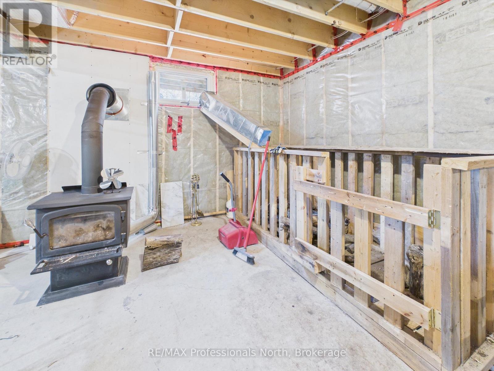 1070 VANKOUGHNET ROAD - 21