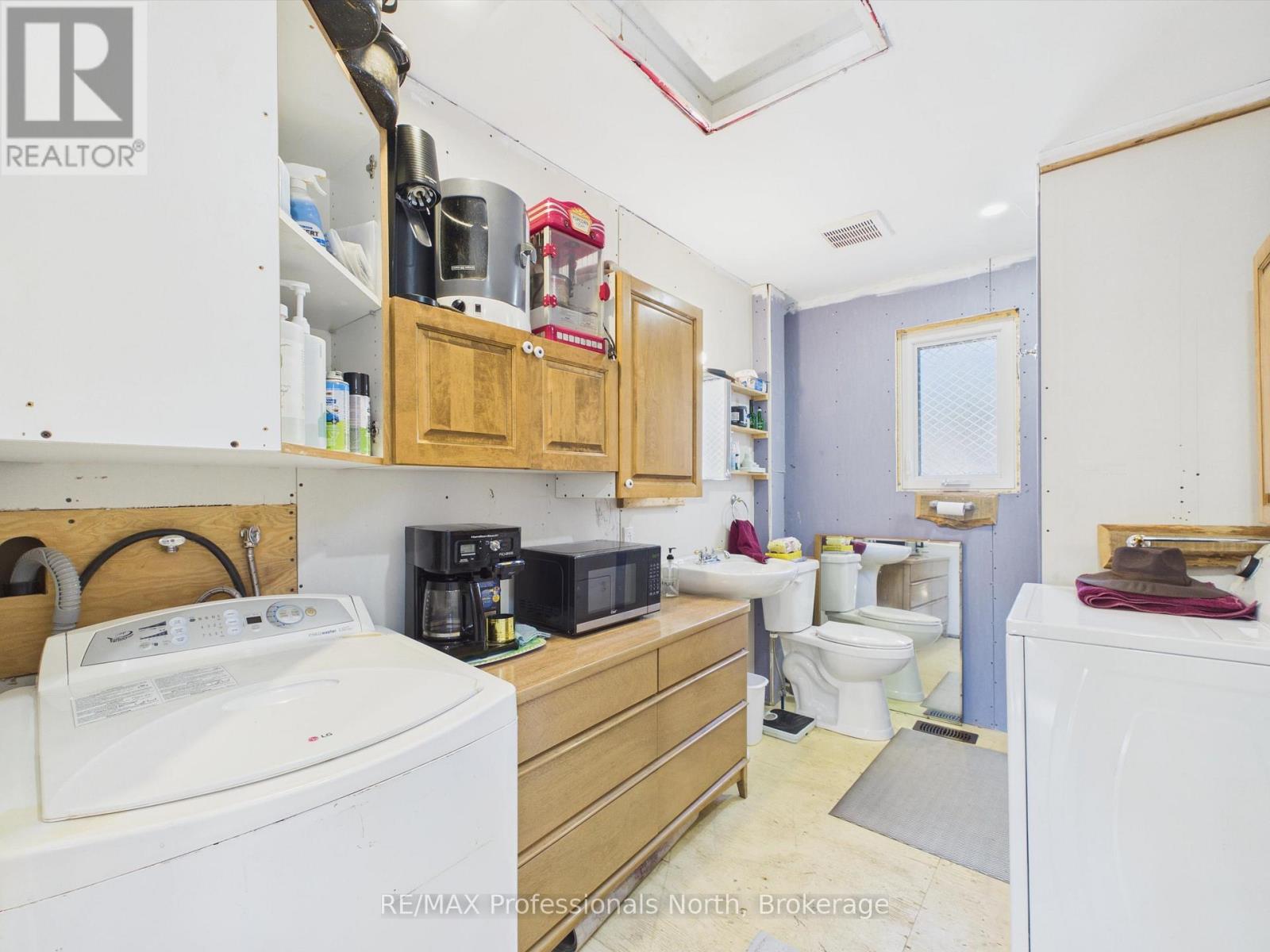 1070 VANKOUGHNET ROAD - 19