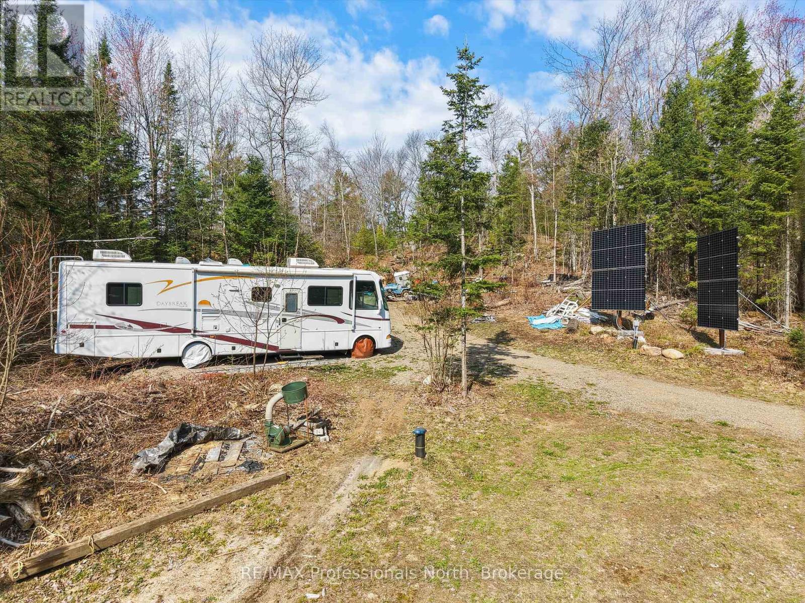 1070 VANKOUGHNET ROAD - 25