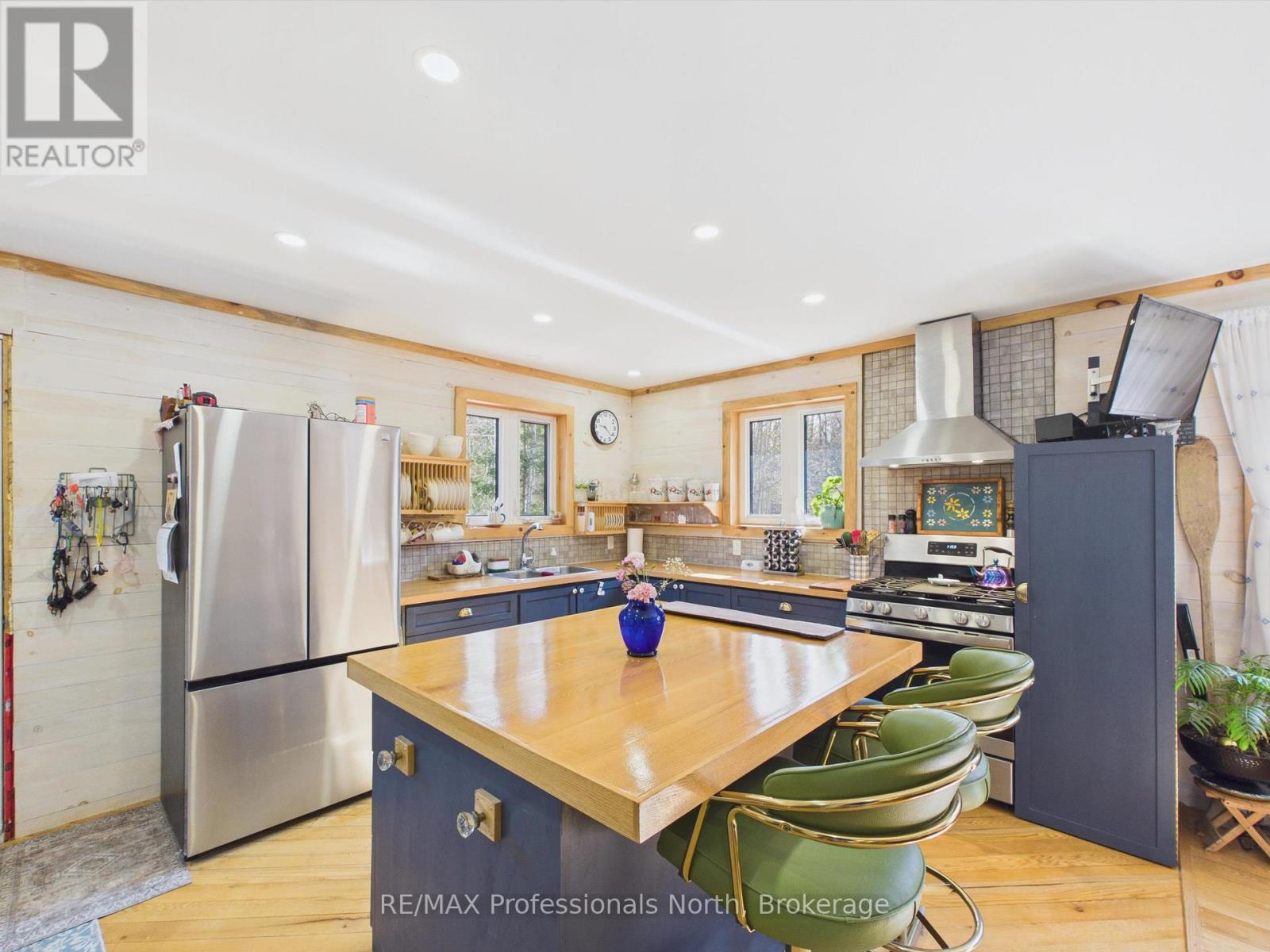 1070 VANKOUGHNET ROAD - 7