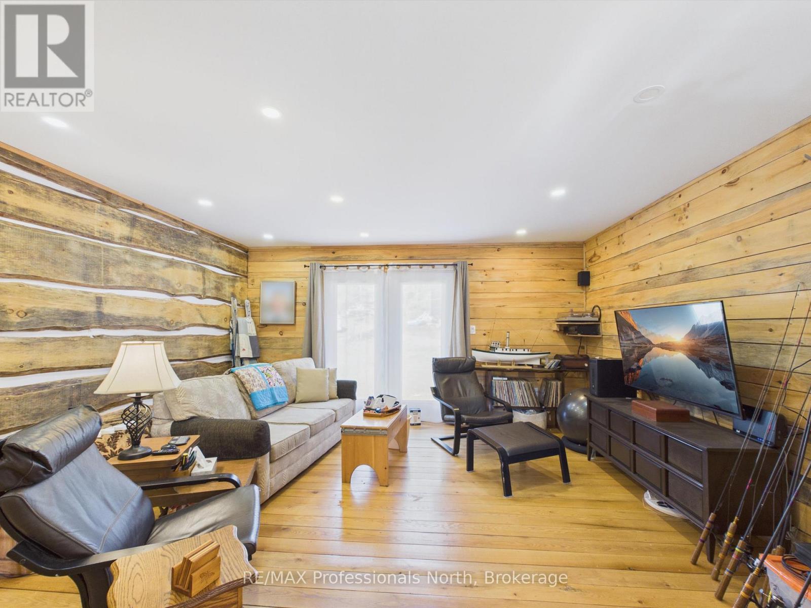 1070 VANKOUGHNET ROAD - 11