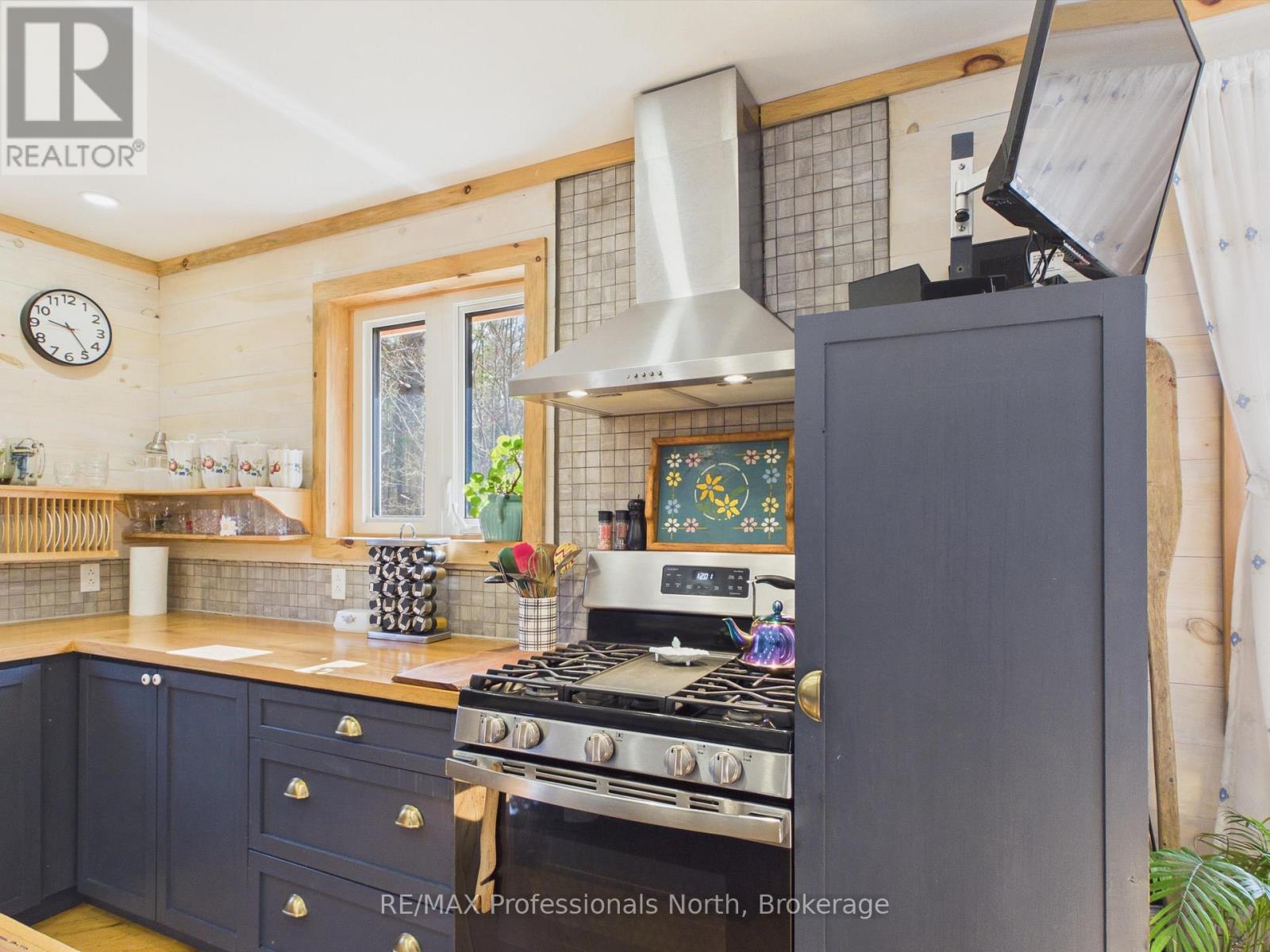 1070 VANKOUGHNET ROAD - 8