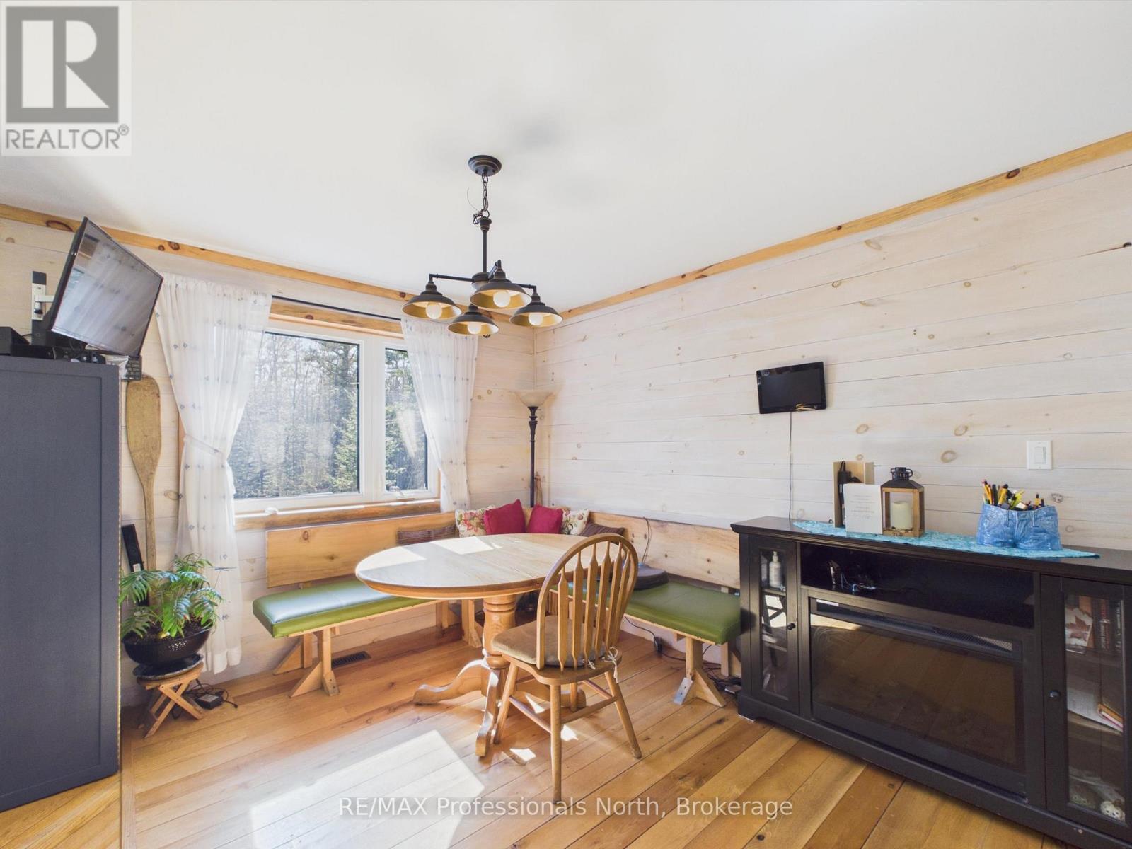 1070 VANKOUGHNET ROAD - 12