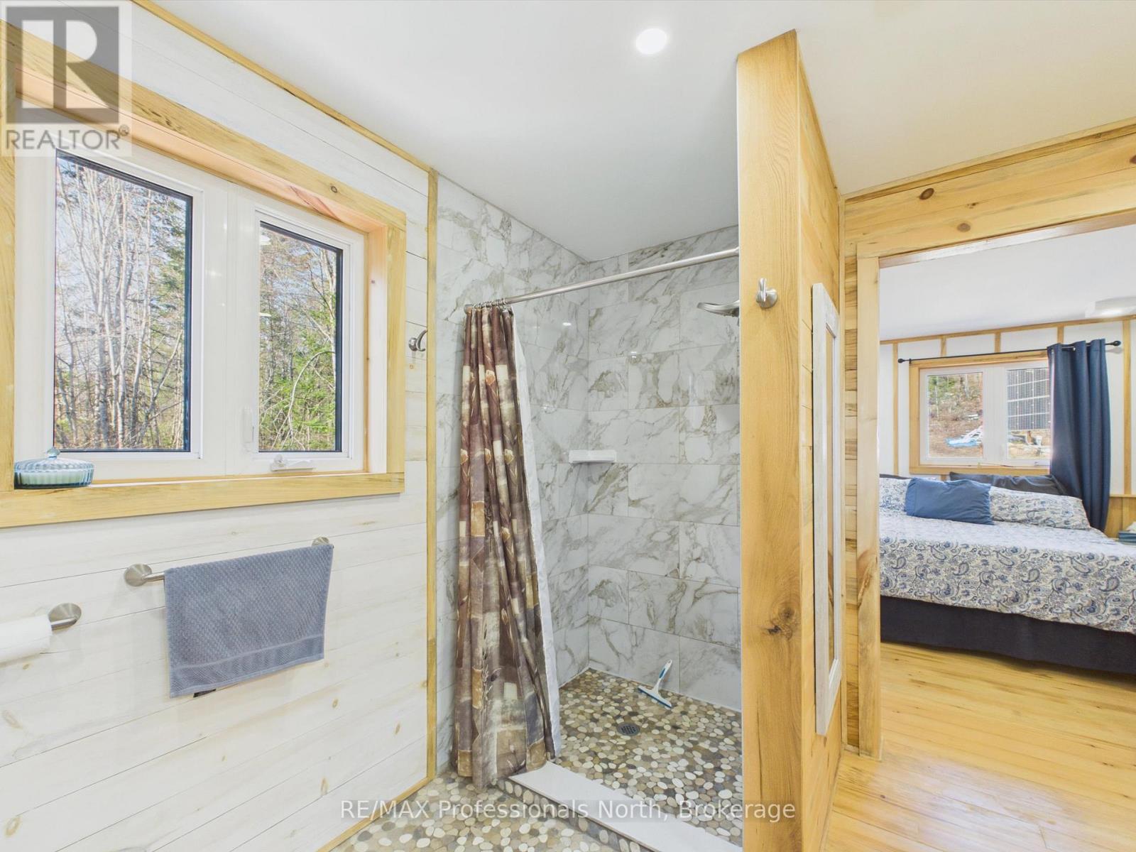 1070 VANKOUGHNET ROAD - 16