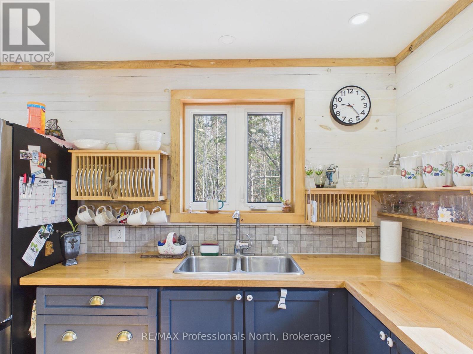 1070 VANKOUGHNET ROAD - 9